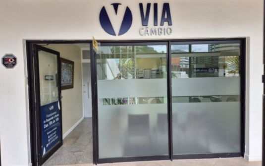 Ambiente de atendimento seguro e mesa de negócios private banking - Via Câmbio Maceió